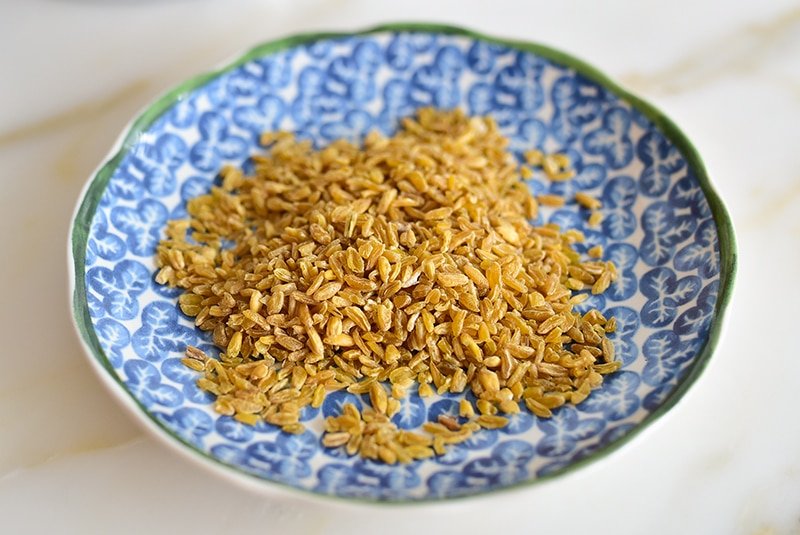 Dry freekeh in a blue dish