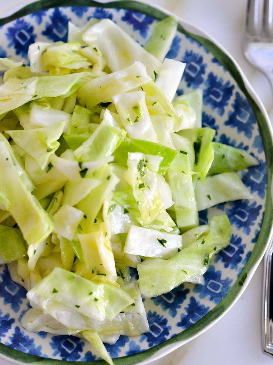 Easy Cabbage Salad with Garlic and Lemon